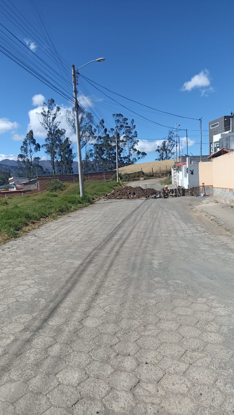 CONSTRUYENDO ACOMETIDAS.