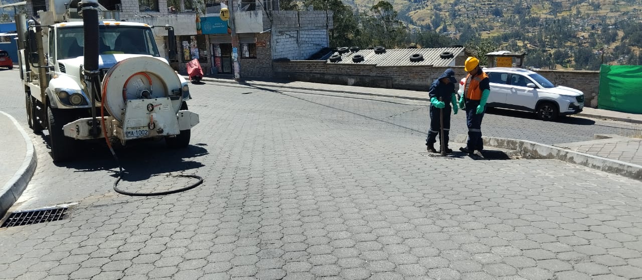 CON EL VEHÍCULO HIDROSUCCIONADOR. Trabajamos en el Indio Guaranga.